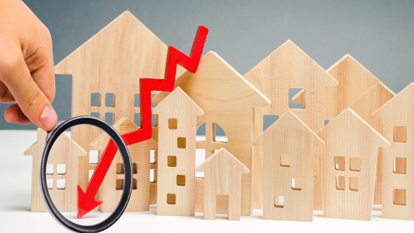 The concept of falling real estate market. Reduced interest in the mortgage. A decline in property prices and apartments. Low interest rates on mortgage loans. Reduced demand for home purchase.
