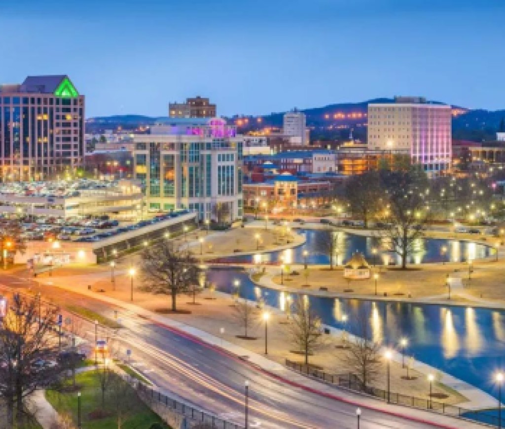 Huntsville, Alabama, USA park and downtown cityscape