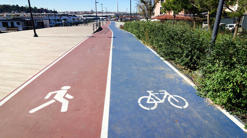 Walkability of a neighborhood: a waterfront boardwalk next a bike like and walking lane.