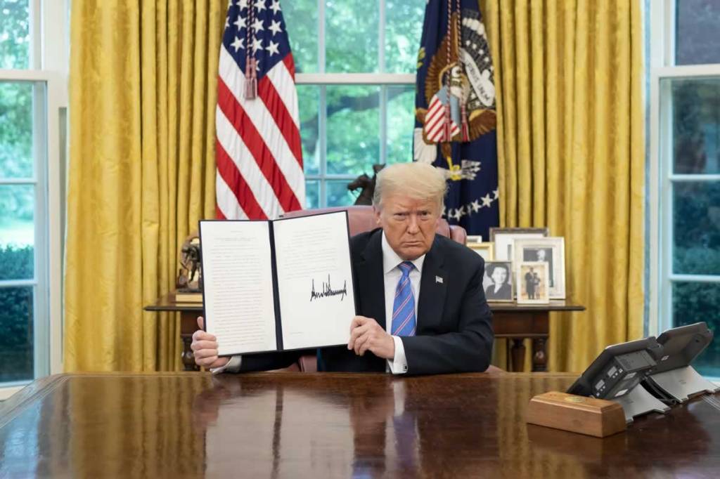 trumpsignsexecorder2020_whitehouse