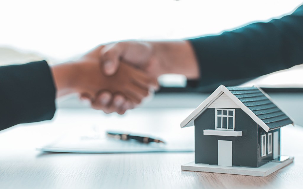 Business success, Real estate agents and customers shake hands t