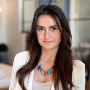 Corina Lessa headshot