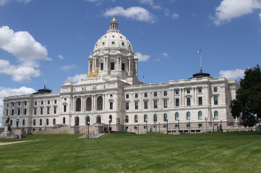 State_Capitol_with_new_Minnesota_State_Flag_11